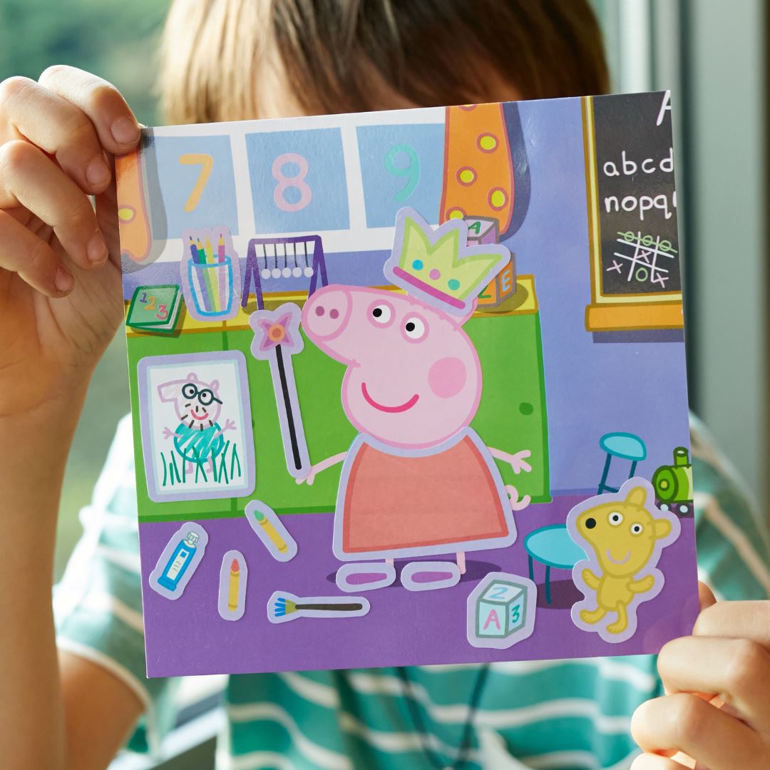 Dress-Up Reusable Sticker Set: Peppa Pig'in Tarzını Belirle 80 çıkartma 2 sahne moritoys