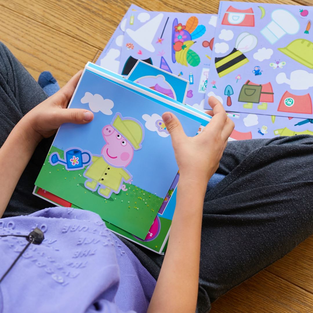 Dress-Up Reusable Sticker Set: Peppa Pig'in Tarzını Belirle 80 çıkartma 2 sahne moritoys