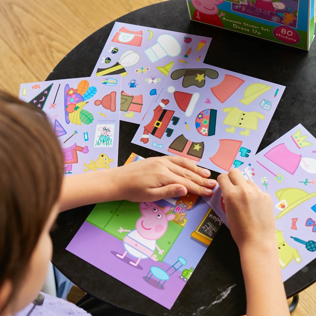 Dress-Up Reusable Sticker Set: Peppa Pig'in Tarzını Belirle 80 çıkartma 2 sahne moritoys