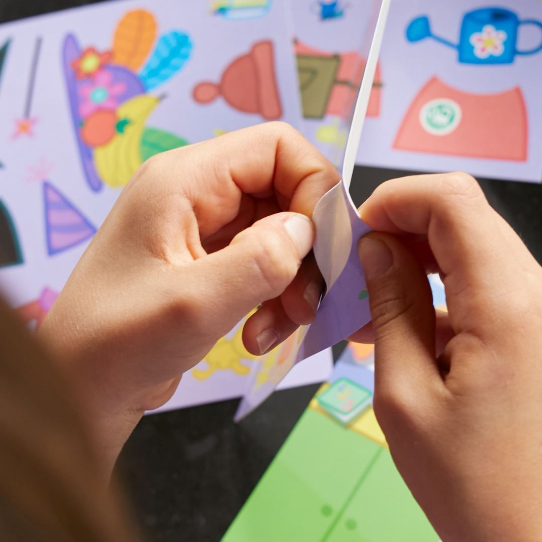Dress-Up Reusable Sticker Set: Peppa Pig'in Tarzını Belirle 80 çıkartma 2 sahne moritoys