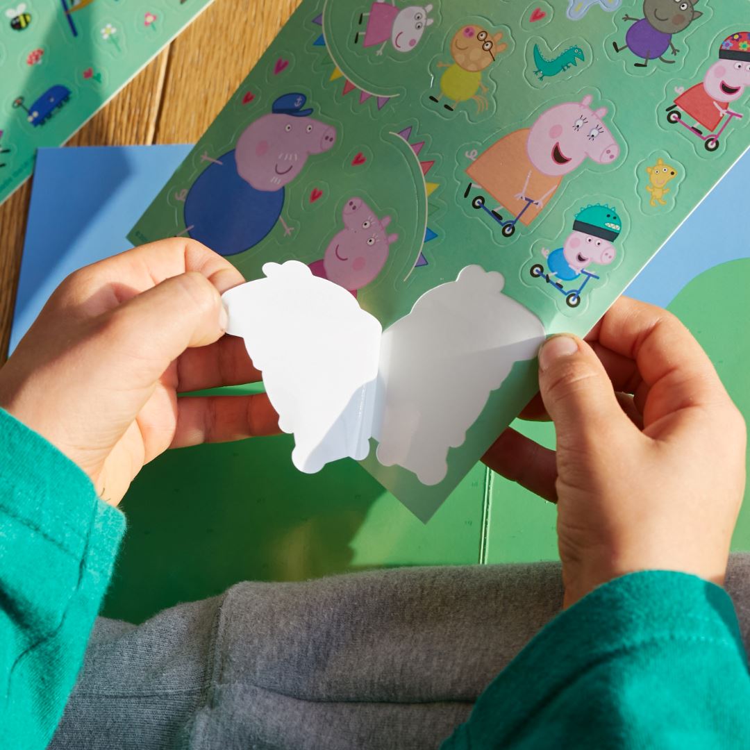 Outdoor Fun Reusable Sticker Set: Peppa Pig ile sınırsız sahne yarat - 110 çıkartma 2 sahne moritoys