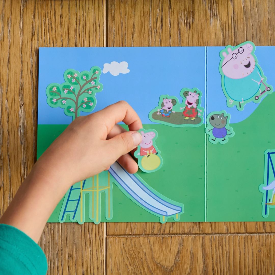 Outdoor Fun Reusable Sticker Set: Peppa Pig ile sınırsız sahne yarat - 110 çıkartma 2 sahne moritoys