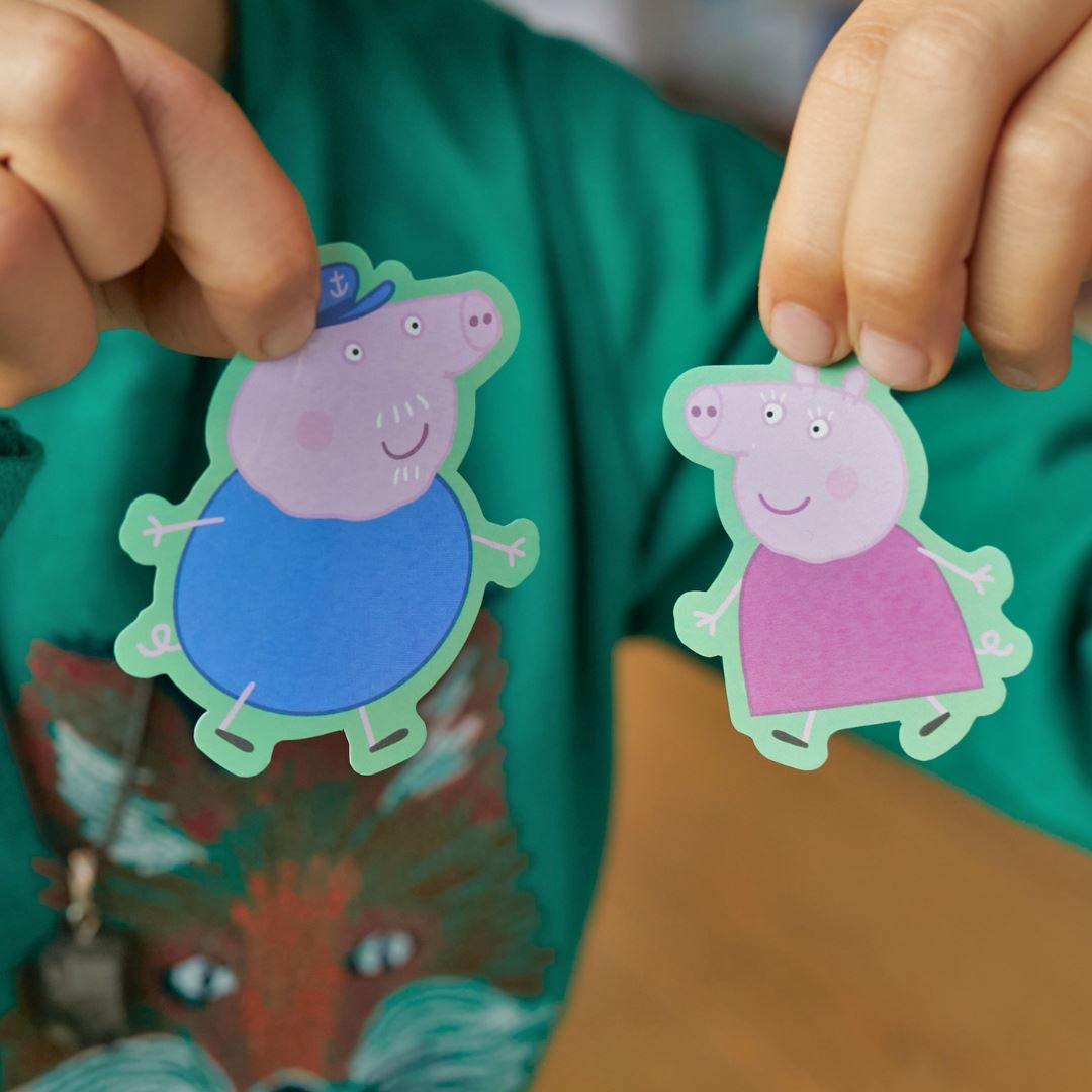 Outdoor Fun Reusable Sticker Set: Peppa Pig ile sınırsız sahne yarat - 110 çıkartma 2 sahne moritoys