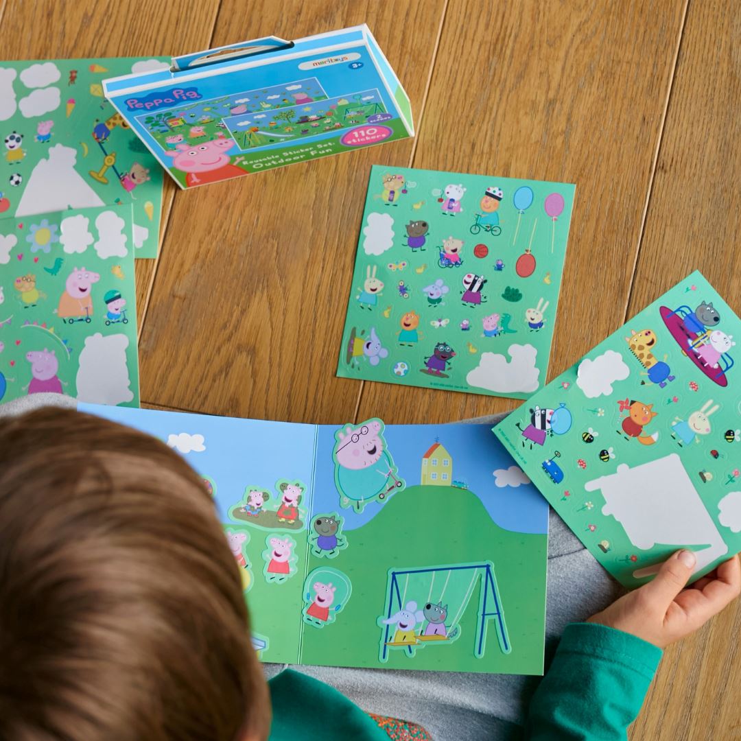 Outdoor Fun Reusable Sticker Set: Peppa Pig ile sınırsız sahne yarat - 110 çıkartma 2 sahne moritoys