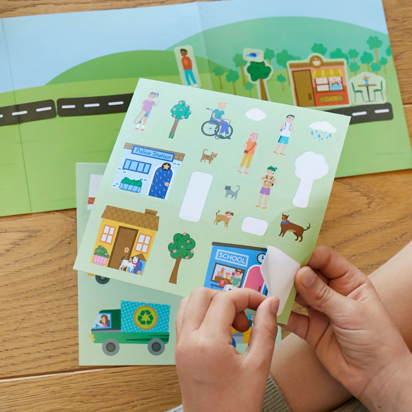 Reusable Sticker Set: My City - Tak Çıkar Çıkartma Oyunu moritoys